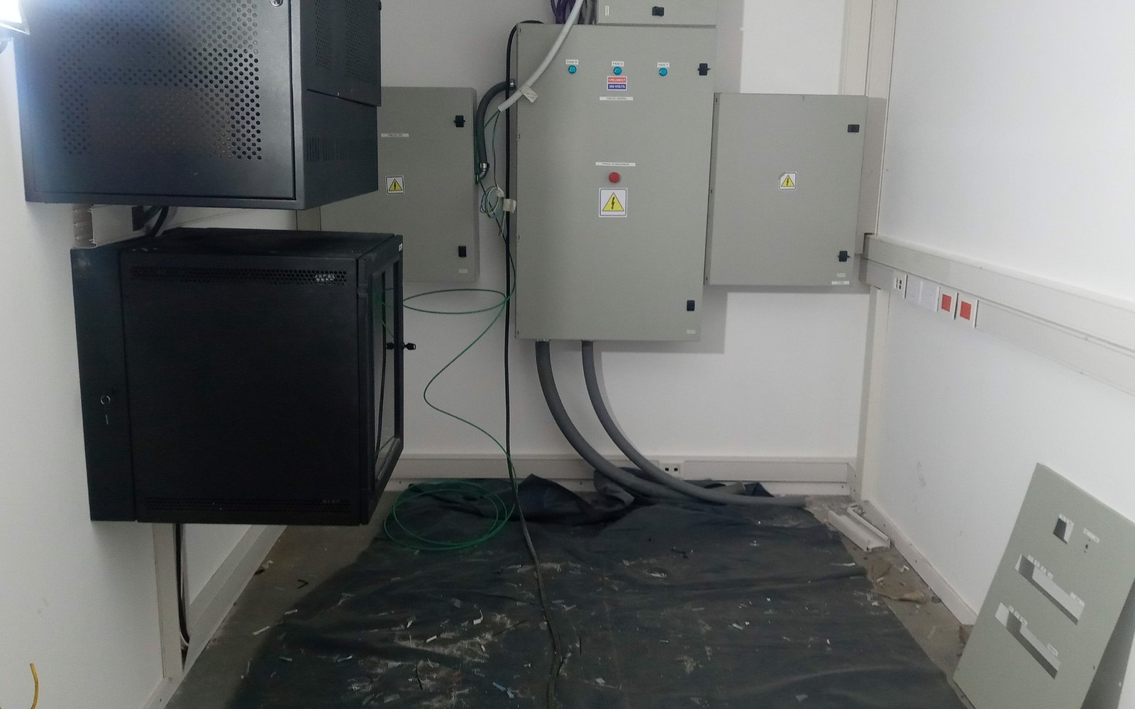 Sala técnica con racks y tableros
